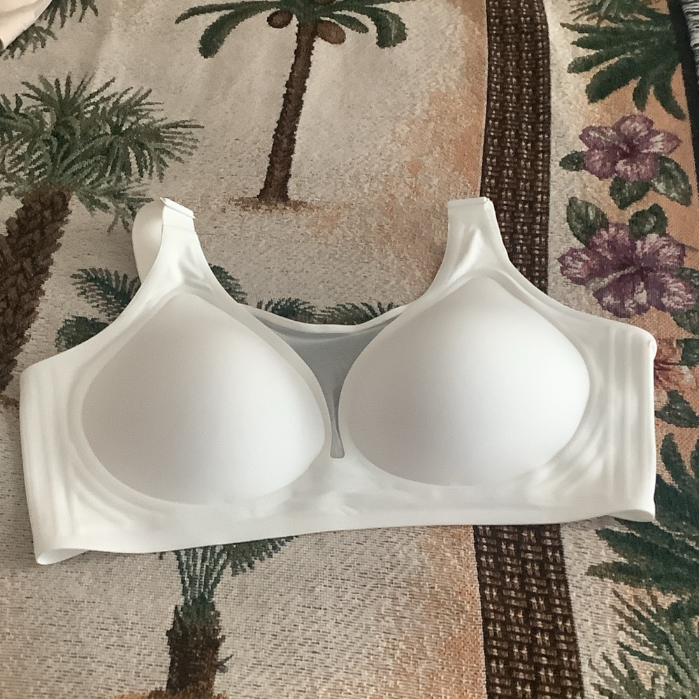 Brassiere with no underwire it’s white adjustable straps size 4X very stretchy